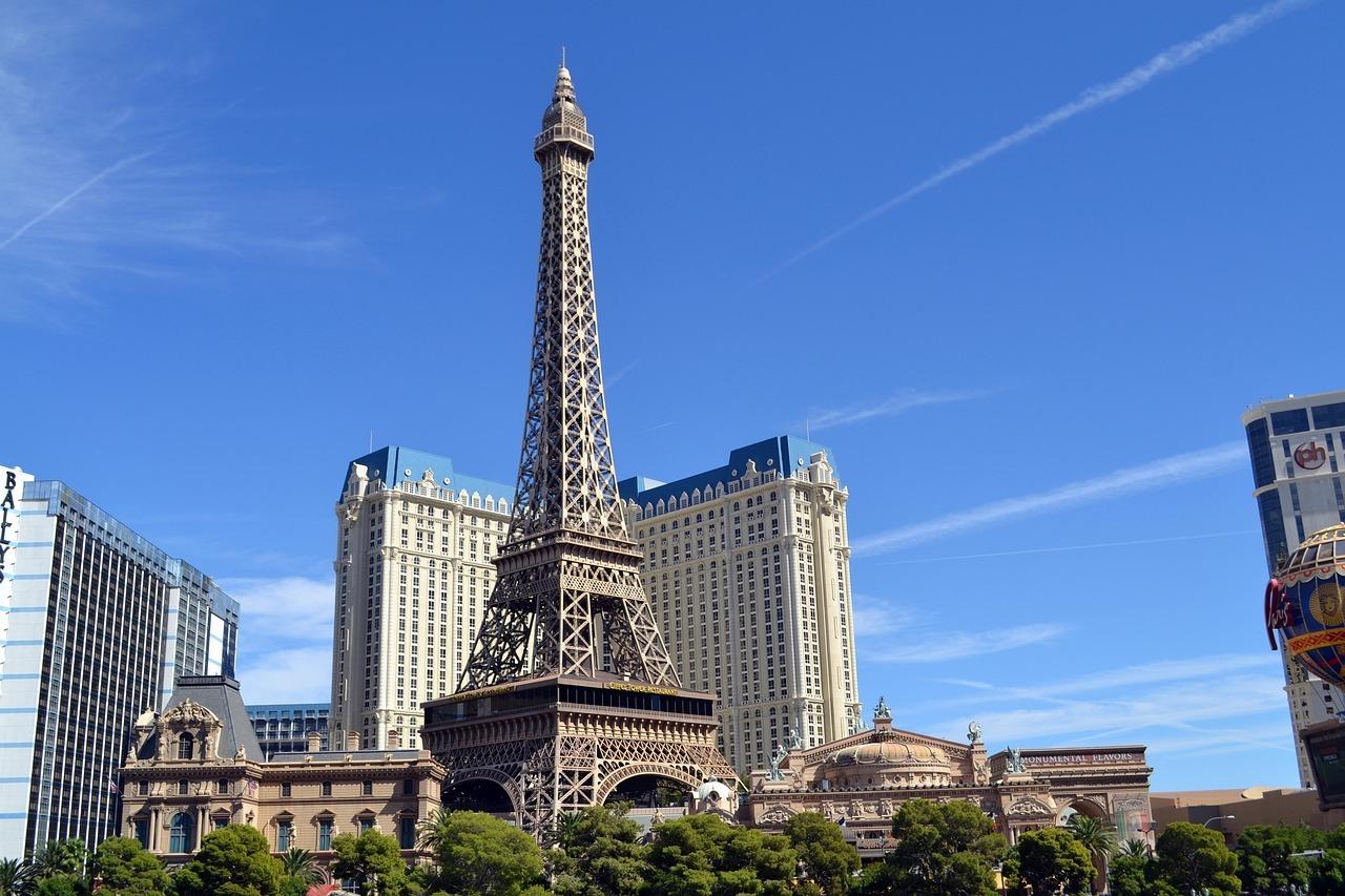 Professional casino payment methods including cards and cryptocurrency coins